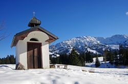 Una tipica chiesetta in pietra e legno nella regione dell'Algovia a Bad Hindelang, Germania.
