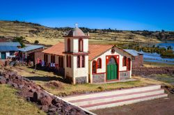 Una tipica chiesetta nei pressi della città di Puno, Perù.
