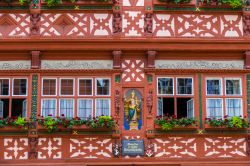 Una tipica costruzione a graticcio a Dinkelsbuhl, Strada Romantica (Germania). Si tratta dell'Hotel Deutsches Haus - © footageclips / Shutterstock.com