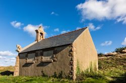 Una tipica costruzione in granito lungo la costa bretone a Ploumanac'h, Francia 