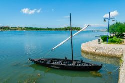 Una tipica imbarcazione croata nel mare vicino a Nin: la città sorge in una laguna nella parte orientale del Mare Adriatico - © nomadFra / Shutterstock.com