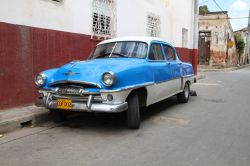 Un'automobile Plymouth a Camaguey, Cuba -  Una bella auto del marchio automobilistico statunitense Plymouth, appartenente a Chrysler dal 1928 e attivo sino al 2001, parcheggiata in ...