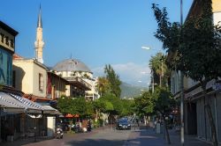 Una tipica strada del centro di Alanya, Turchia - © Alexey Pevnev / Shutterstock.com
