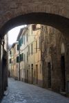 Una tipica strada della città medievale a Città di Castello, Umbria, Perugia. Legata alla Toscana e alla Marche, questa località si cela dietro le colline dell'Appennino.
 ...