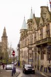 Una tipica strada di Dunfermline in una giornata di pioggia, Scozia, UK.
