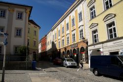 Una tipica stradina acciottolata nel centro di Passau, Germania, con botteghe e attività commerciali - © steve estvanik / Shutterstock.com