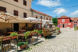 Una tipica stradina del centro storico di Nin, Croazia, con locali all'aperto - © nomadFra / Shutterstock.com