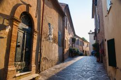 Una tipica stradina del villaggio medievale di Fiorenzuola di Focara nei pressi di Pesaro, Marche.
