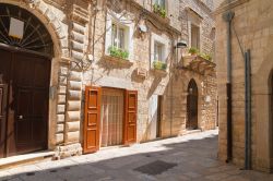 Una tipica stradina della città di Molfetta, Puglia. Scrigno a cielo aperto di bellezze artistiche, Molfetta vanta un centro storico unico in tutt'Italia poichè si presenta ...