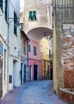 Una tipica stradina di Albissola Marina, Savona, Liguria. Su queste strette viuzze si affacciano i palazzi costruiti in verticale caratteristici dei borghi di mare.



