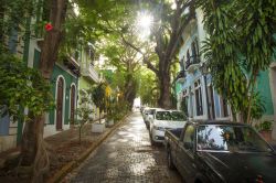 Una tipica stradina di San Juan, Porto Rico (Stati Uniti d'America). Case di impronta coloniale e pavimentazione a pavé sono le caratteristiche di molte vie del centro cittadino.
 ...