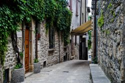 Una tipica stradina in pietra nel centro storico di San Marino, Repubblica di San Marino - © spirins / Shutterstock.com