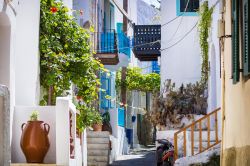 Una tipica stradina mediterranea nella città di Mandraki, isola di Nisyros, Grecia.

