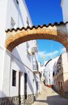 Una tipica stradina nel centro di Jerez de los Caballeros, Estremadura, Spagna.  Le origini di questa cittadina risalgono all'epoca fenicia anche se questa zona ha sempre ospitato popolazioni ...