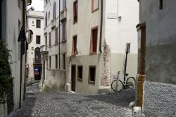 Una tipica stradina nel centro storico di Bassano del Grappa, Veneto.



