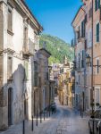 Una tipica stradina nel vecchio borgo di Popoli, provincia di Pescara, Abruzzo.

