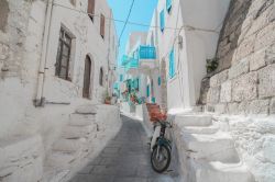 Una tipica stradina sull'isola di Nisyros, Grecia. Le case intonacate di bianco sono impreziosite da particolari color azzurro.
