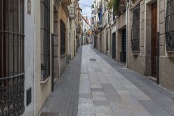 Una tipica via del villaggio catalano di Arenys de Mar in Catalogna, Spagna - © joan_bautista / Shutterstock.com