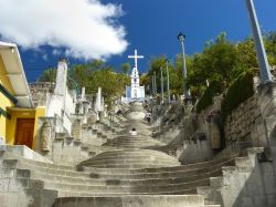 Una tipica via di Cajamarca, Perù. Salendo i gradini di questa caratteristica stradina del centro città si raggiunge uno dei suoi edifici religiosi - © Yolka / Shutterstock.com
 ...
