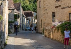 Una tipica viuzza acciottolata con vecchie case nel centro di Beynac-et-Cazenac, Francia - © wjarek / Shutterstock.com