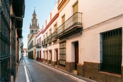 Una tipica viuzza del centro storico di Carmona, Spagna.
