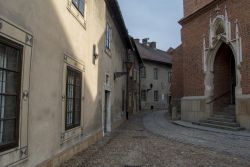 Una tipica viuzza del centro storico di Tarnow (Polonia) con le case popolari - © Maria_Janus / Shutterstock.com