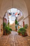 Una tipica viuzza lastricata nel centro storico di Conversano, Puglia - © Mi.Ti. / Shutterstock.com