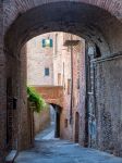 Una tipica viuzza nel centro antico di Città della Pieve, Perugia, Umbria.

