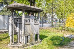 Una toilette pubblica dei primi del 1900 all'interno di un parco di Udine, Friuli Venezia Giulia - © Climber 1959 / Shutterstock.com