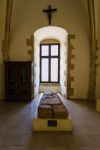 Una tomba nella cappella del castello di Sedan, Francia. L'immensa fortezza medievale si estende su una superficie di 35 mila metri quadrati suddivisi in sette piani - © vvoe / Shutterstock.com ...