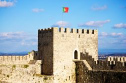 Una torre del castello di Montemor-o-Velho, Coimbra, con la bandiera portoghese.
