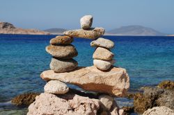 Una torre di ciottoli sulla spiaggia di Ftenagia a Emborio, isola di Chalki. Siamo in un'isola arida e selvaggia.

