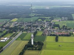 Una torre di trasmissione televisiva vista dall'alto a Smilde, Drenthe, Paesi Bassi. Sullo sfondo, il villaggio di Hoogersmilde, nei pressi di Assen, capoluogo di questa provincia.

