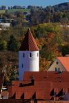 Una torre svetta sui tetti del centro storico di Kaufbeuren, Germania.
