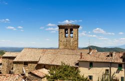 Una torre tra le case del centro antico di Montieri in Toscana