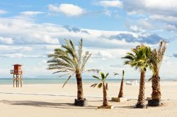 Una torretta da guardiaspiaggia su una spiaggia deserta di Narbonne, Francia.
