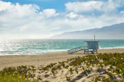 Una torretta dei guardaspiaggia sul litorale di Malibu, California.
