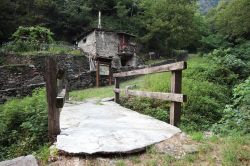 Una tradizionale baita di montagna a Vogogna, Alpi italiane, Piemonte.
