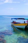 Una tradizionale barca per il trasporto ancorata a Bocas del Toro, Panama. 



