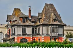 Una tradizionale casa a graticcio nel centro storico di Deauville, Normandia (Francia). Questa località deve la sua notorietà alla raffinatezza e al lusso dei suoi diversi stabilimenti ...