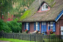 Una tradizionale casa di pescatori a Pervalka, Nida, Lituania. Questa graziosa cittadina si trova nella penisola di Neringa. Dipinte di blu, giallo e altri colori, le case dei pescatori sono ...
