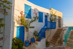 Una tradizionale casa greca con dettagli blu nel villaggio di Ermopoli, isola di Syros, Grecia.

