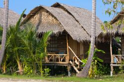 Una tradizionale casa in legno e paglia su una spiaggia di Koh Pha Ngan, Thailandia.

