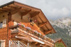 Una tradizionale casa in legno nel villaggio di Lenzerheide, Svizzera.
