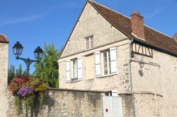 Una tradizionale casa in pietra e calce nella città medievale di Provins, Francia. Siamo nel cuore dell'Ile de France, in un territorio pianeggiante e dalla natura florida.



 ...