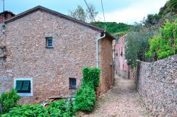 Una tradizionale casa in pietra nel Comune di Borgio Verezzi, Riviera di Ponente, Liguria - © maudanros / Shutterstock.com