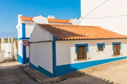 Una tradizionale casa nel centro di Odemira, villaggio dell'Alentejo, Portogallo.
