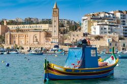 Una tradizionale e colorata barca da pesca maltese (Luzzu) ormeggiata al porto di Marsascala.
