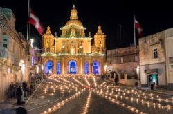 Una tradizionale fiaccolata notturna nella piazza principale di Siggiewi, Malta, per il Giovedì Santo - © lenisecalleja.photography / Shutterstock.com