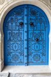Una tradizionale porta tunisina nel centro di Sfax. L'architettura araba mediterranea prevede porte in legno finemente decorate e dipinte nelle tonalità dell'azzurro e del blu. 



 ...